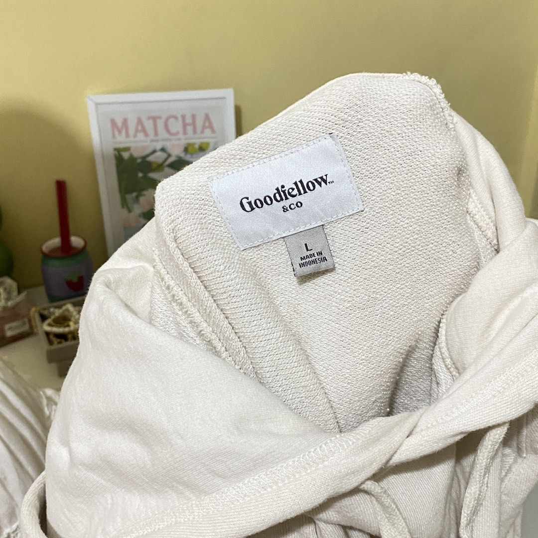 WHITE HOODIE (Category: Coats, Jackets and Outerwear) located in Dasmarinas. Submitted by hannah.oakph (Listing ID 1465208951, Image 3). Description: .