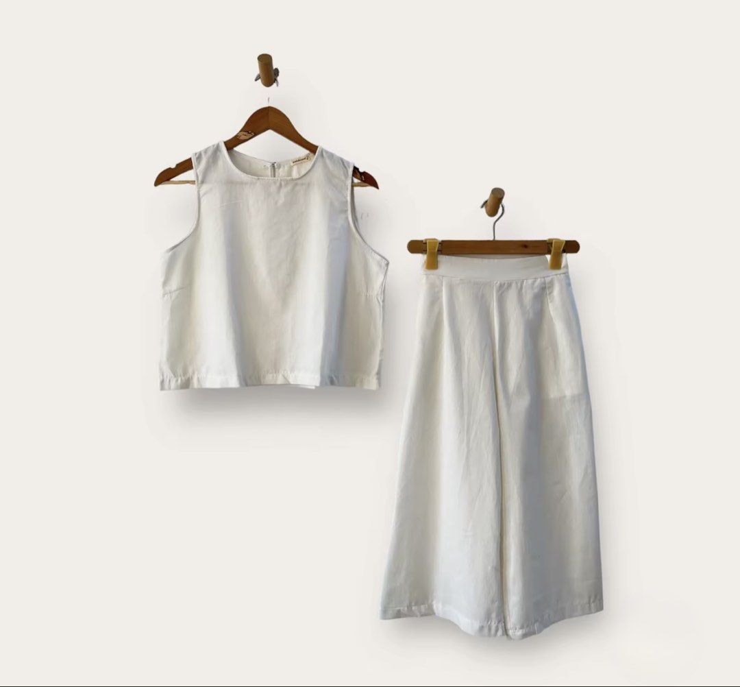 White Linen Terno (Category: Sets or Coordinates) located in Quezon City. Submitted by onlinegaragesale.ph (Listing ID 1465278346, Image 1). Description: White Linen Terno 📌Size: Large 📌Measurements: Top Bust: fits upto 40” Length: 21” Pants Waist: 28-34” Length: 32” 📌Brand: Pambahaymnl 📌Material: cotton linen 📌Color: white 📌Location: Commonwealth QC 🚛 Shipping via lalamove/grab/J&T.