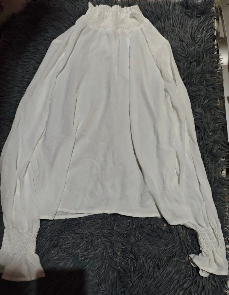 ✨ SHEIN White Mock Neck Smocked Cuff Blouse ✨ (Category: Longsleeves) located in Pasig City. Submitted by love_happybee (Listing ID 1465317200, Image 2). Description: ✨ SHEIN White Mock Neck Smocked Cuff Blouse ✨ - Brand: SHEIN - Size: XS on tag (Regular fit, woven fabric without stretch) - Style: Corporate Core, Office Wear, Casual Formal, Elegant Elegant - Features: Smocked high neckline, long sleeves with matching smocked cuffs The perfect sta