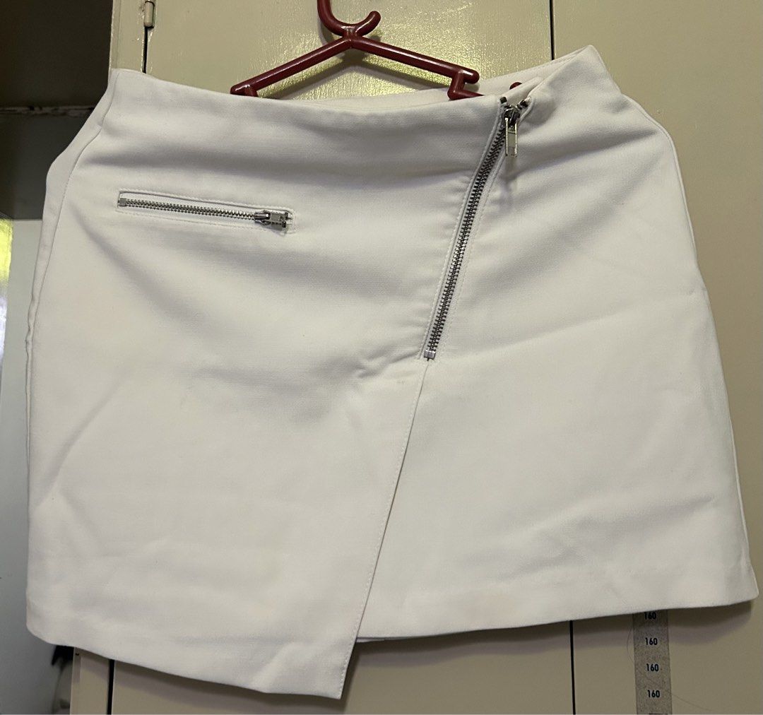 H&M White Skirt (Category: Skirts) located in Manila. Submitted by lueur000 (Listing ID 1465354029, Image 1). Description: Small.