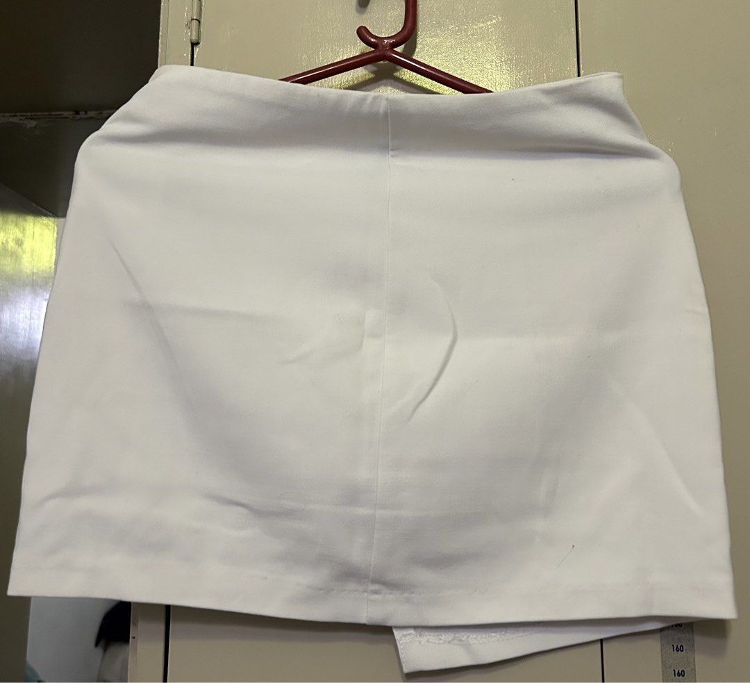H&M White Skirt (Category: Skirts) located in Manila. Submitted by lueur000 (Listing ID 1465354029, Image 2). Description: Small.