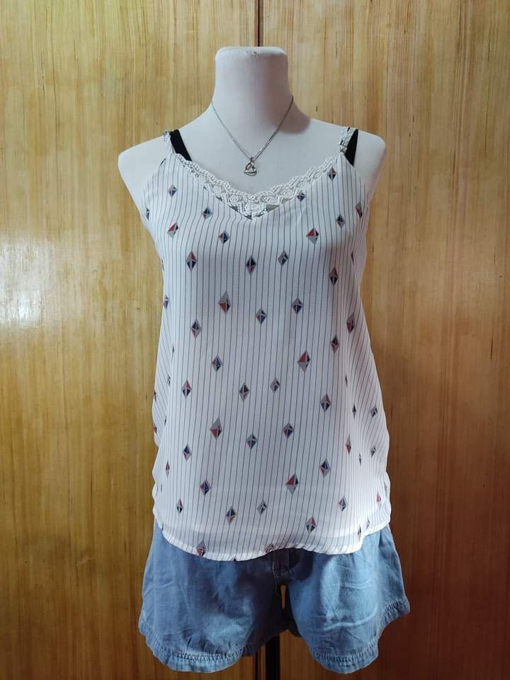 White Sleeveless Top (Category: Sleeveless) located in Manila. Submitted by acregala.21 (Listing ID 1465246534, Image 1). Description: S-M.