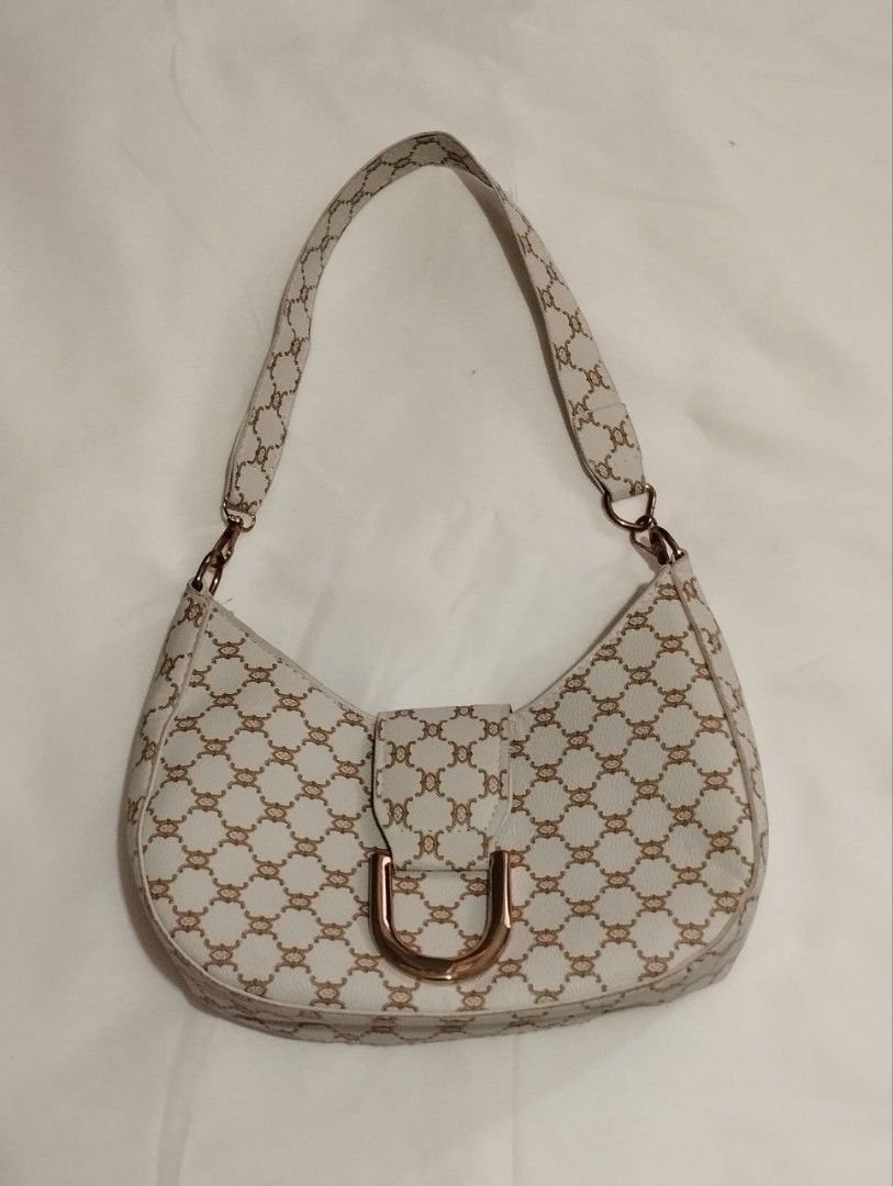 White Small Shoulder Bag (Category: Shoulder Bags) located in Manila. Submitted by nicole_alega (Listing ID 1465217092, Image 1). Description: Only used once, so please buy it if you’re interested!.