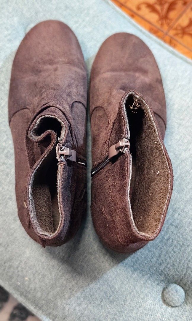 Women's Boots (Category: Boots) located in San Pedro. Submitted by chichingscloset (Listing ID 1465259120, Image 2). Description: Size: 8 In good condition No issues No Flaws Color: Gamuza Brown Loc. San Pedro, Laguna.