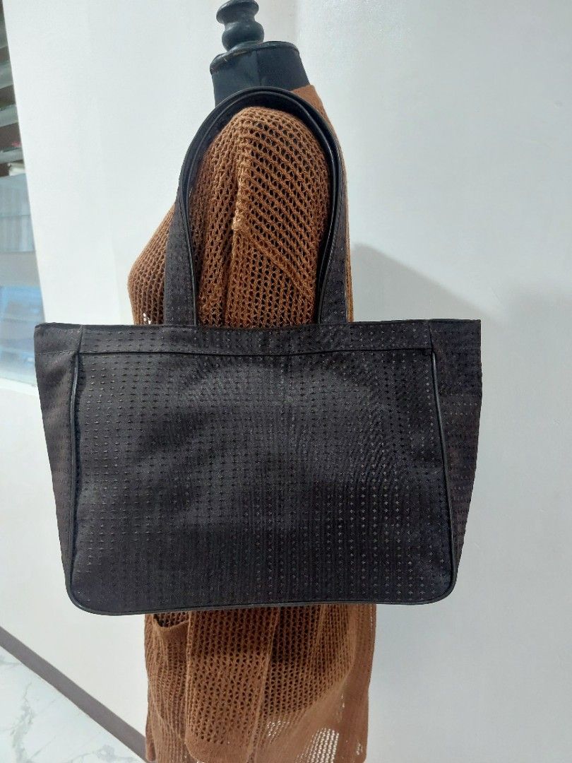 Women's Tote Bag (Category: Shoulder Bags) located in Muntinlupa City. Submitted by sakurambo_des (Listing ID 1465226332, Image 2). Description: Japan Bag Shoulder Bag Meterial Nylon/polyester pvc lining No issue in excellent condition..
