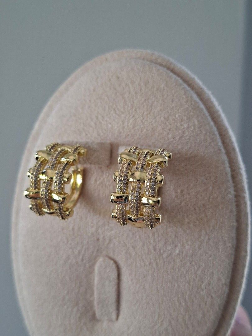 Woven Patterns Quilted Gold Hoop Earrings (Category: Earrings) located in Dasmarinas. Submitted by danabrie22 (Listing ID 1465275812, Image 2). Description: very well-made, excellent crafstmanship 10/10 condition brand new stainless steel & white-colored cubic zirconia stones made in Hongkong.