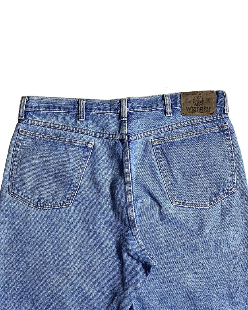 WRANGLER BASIC JORTS (Category: Shorts) located in Davao. Submitted by premiumdept. (Listing ID 1465224569, Image 2). Description: WRANGLER BASIC JORTS Size: Dimes: 34x20 Leg hole: 11 Color rate: 10/10 Condition: As new! Issue(s): None Mine: 650 ___ - Sf buyers expenses - Mine | Steal | Premium | basis only - Check details before buying - Color may vary due to lighting - Manage your expectations, issues may not be seen or indicated..