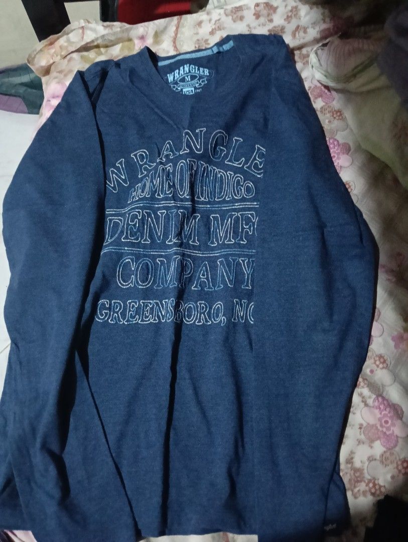 Wrangler Blue Long Sleeve Graphic Sweatshirt (Category: Coats, Jackets and Outerwear) located in Manila. Submitted by rakelherms (Listing ID 1465311604, Image 1). Description: - Brand: Wrangler - Color: Deep blue with white chest graphic - Size: Medium (M) - Material: Comfortable cotton - Fit: Relaxed fit with crew neck - Condition/Use: Great casual layering piece for cooler weather.