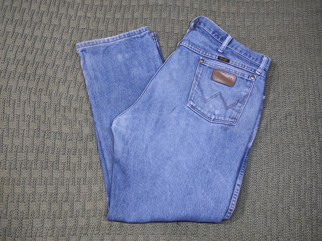 WRANGLER PANTS WITH BACK POCKET TAG (Category: Jeans) located in Las Pinas. Submitted by jeusmanlangit (Listing ID 1465218005, Image 1). Description: WRANGLER PANTS WITH BACK POCKET TAG DIMES: W: 37 L: 39 HEM: 9 NO ISSUE 640 PESOS LANG DM 📩.