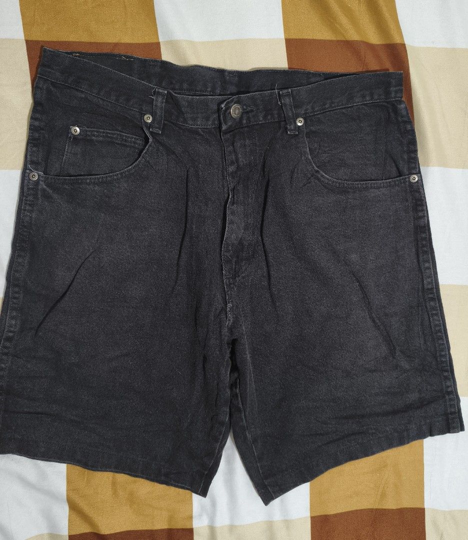 Wrangler size 36 (Category: Shorts) located in Cagayan de Oro. Submitted by thrift-japanuksurplus (Listing ID 1465197058, Image 1). Description: Wrangler jorts Waist : 38 L : 19 Hem : 11 Color rate : 9.5/10 Condition : 9.5/10 Issue : ❌❌❌❌❌.