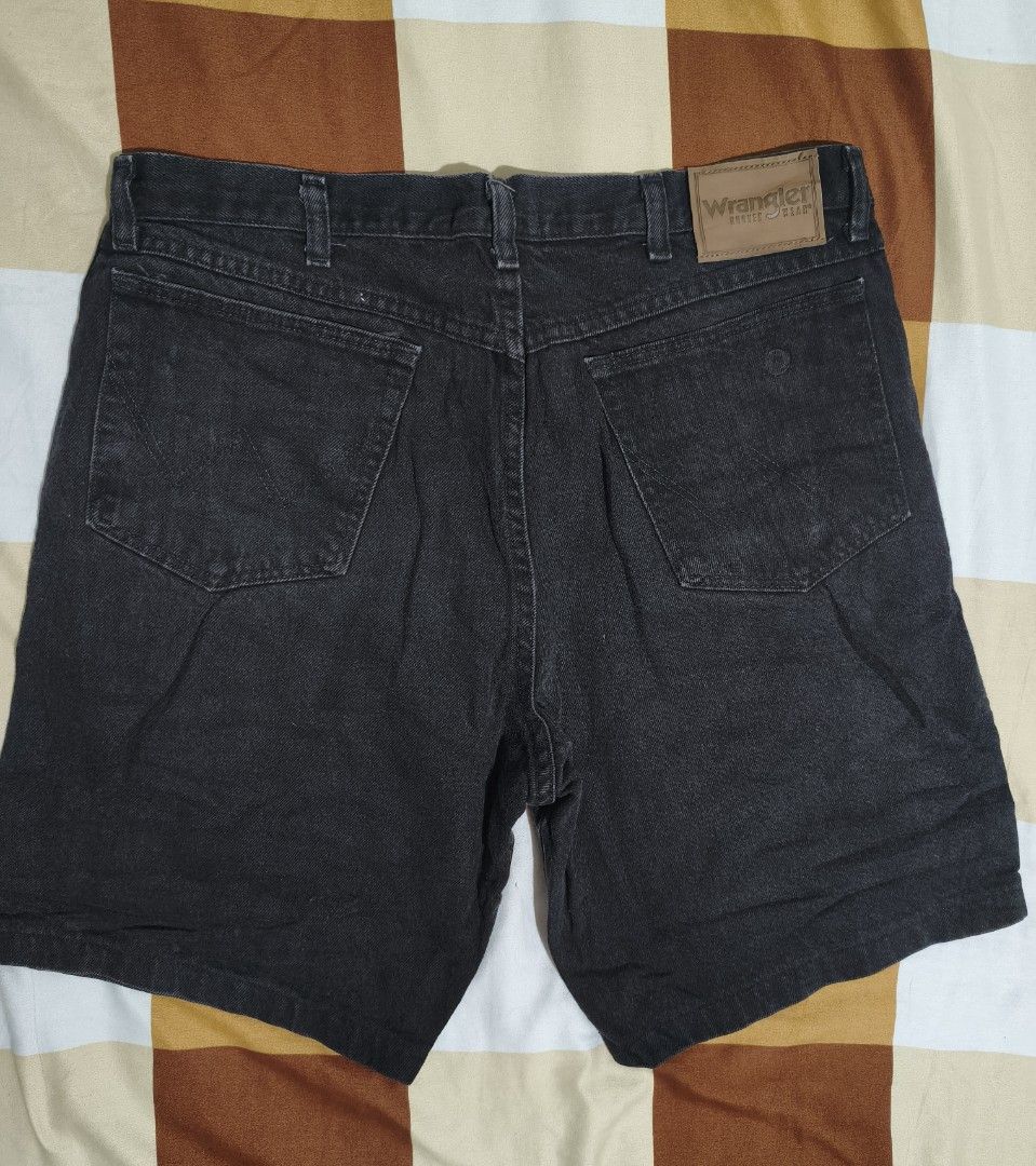 Wrangler size 36 (Category: Shorts) located in Cagayan de Oro. Submitted by thrift-japanuksurplus (Listing ID 1465197058, Image 2). Description: Wrangler jorts Waist : 38 L : 19 Hem : 11 Color rate : 9.5/10 Condition : 9.5/10 Issue : ❌❌❌❌❌.