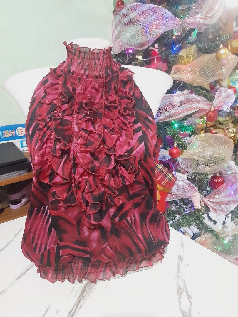 Y2k haltered blouse (Category: Blouses) located in Manila. Submitted by rosegomez046149 (Listing ID 1465331845, Image 1). Description: very nice in actual csn fit tobsmall-semi large.
