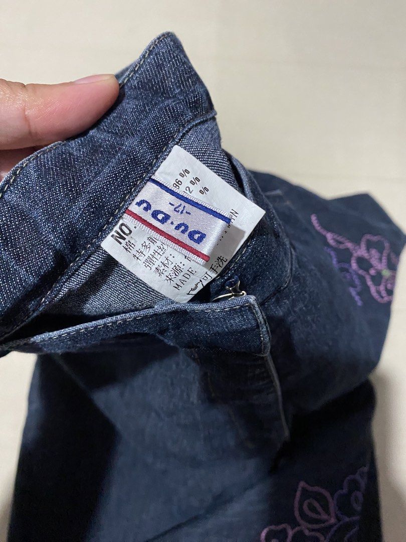 Y2k jeans with flower design (Category: Jeans) located in Malaybalay. Submitted by thriftfindsbyshei (Listing ID 1465241766, Image 3). Description: See pic for dimentions.