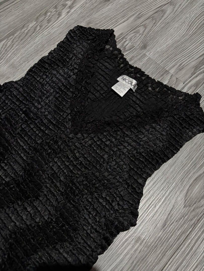 y2k nicola tanktop (Category: Sleeveless) located in Cavite. Submitted by thrift_finds2000 (Listing ID 1465300903, Image 3). Description: .