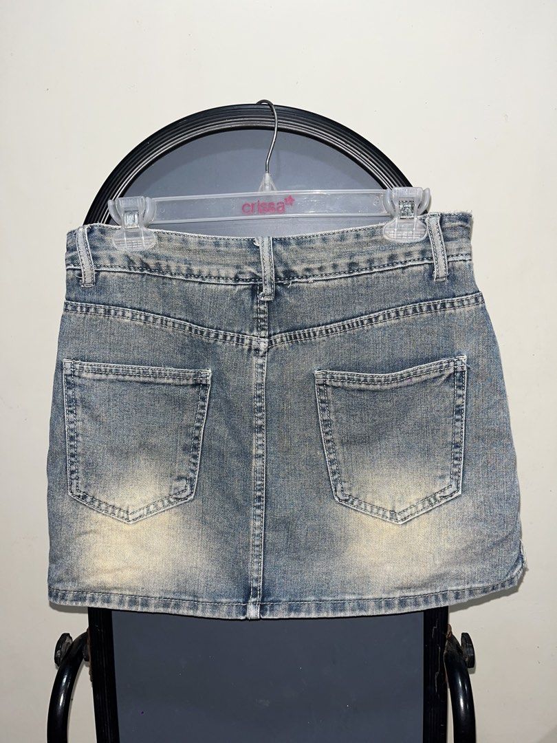 Y2K Star Patch Denim Skort (Category: Skirts) located in Rizal. Submitted by bypc5678 (Listing ID 1465358711, Image 3). Description: - size 28-29 - front zip, and button closure.
