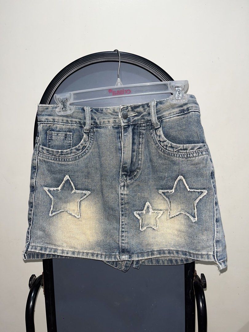 Y2K Star Patch Denim Skort (Category: Skirts) located in Rizal. Submitted by bypc5678 (Listing ID 1465358711, Image 2). Description: - size 28-29 - front zip, and button closure.