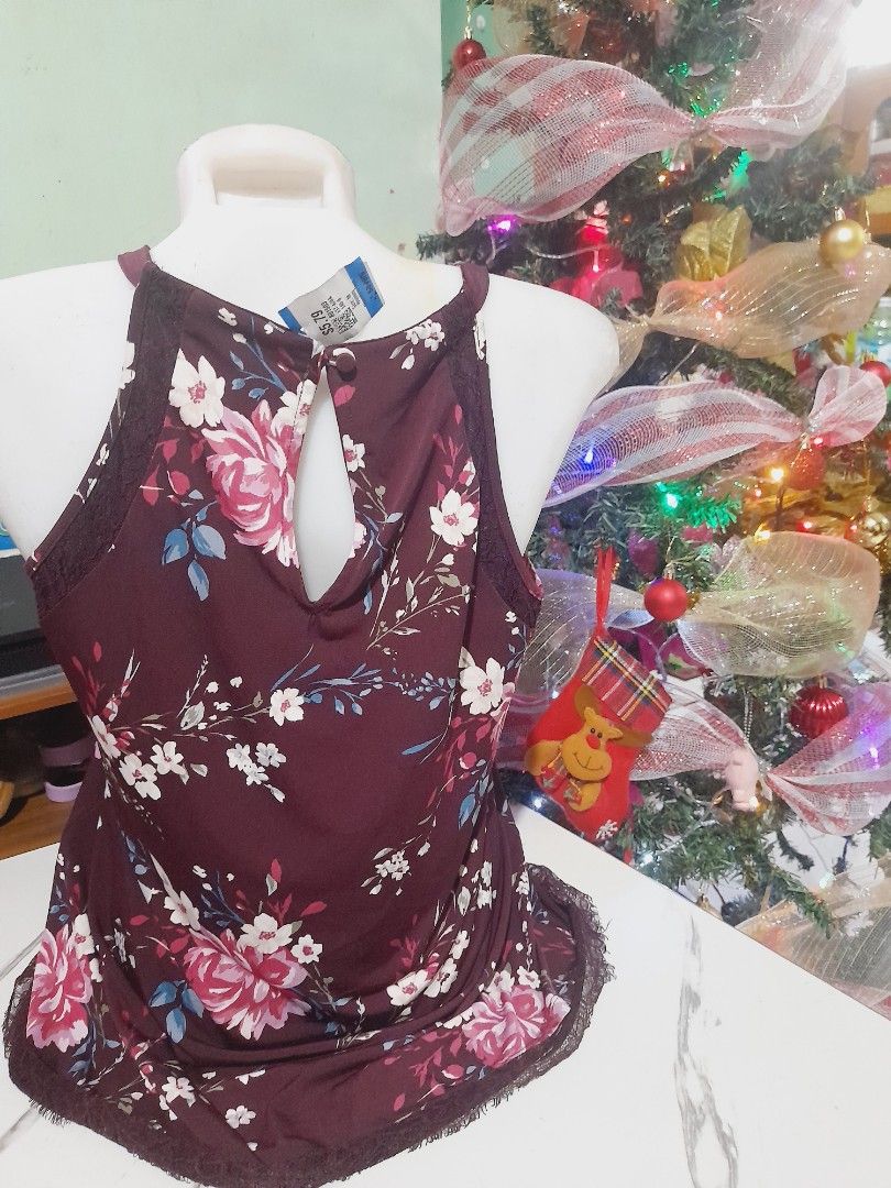 Y2k vintage tops (Category: Sleeveless) located in Manila. Submitted by rosegomez046149 (Listing ID 1465333527, Image 3). Description: can fit to small-semi large nice fabric.