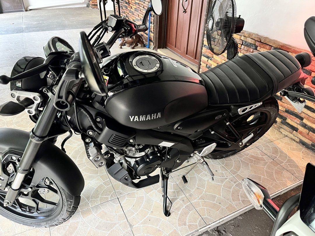 Yamaha XSR155 Motorcycle Black (Category: Motorbikes for Sale) located in Cainta. Submitted by joserzsants (Listing ID 1465342271, Image 2). Description: 2020 Yamaha XSR155 in matte black. Circular LED headlight up front, ribbed black leather seat, black alloy wheels, disc brakes. Classic retro styling mixed with modern tech. Fuel tank has the XSR emblem. Liquid-cooled single-cylinder engine setup. Keys included in the ignition. Very clean body p