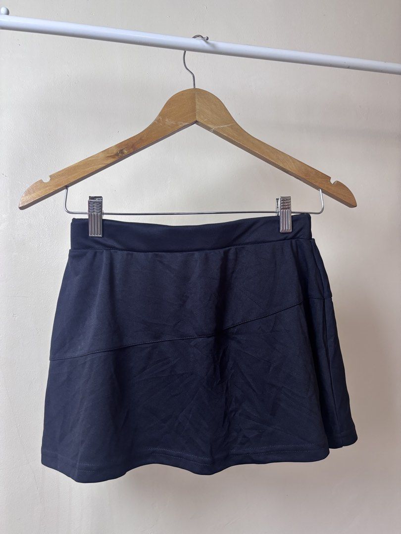 Yonex Black Sports Skort With Drawstring (Category: Activewear) located in Manila. Submitted by galitsabarat (Listing ID 1465260539, Image 3). Description: - Brand: Yonex - Color: Classic black with white logo near the hem - Features: Built-in shorts for coverage and adjustable drawstring waistband - Material: Lightweight and breathable fabric - Best for: Tennis, badminton, running, and workouts - Measurements: 15 inches flat waist, 14 inches tot