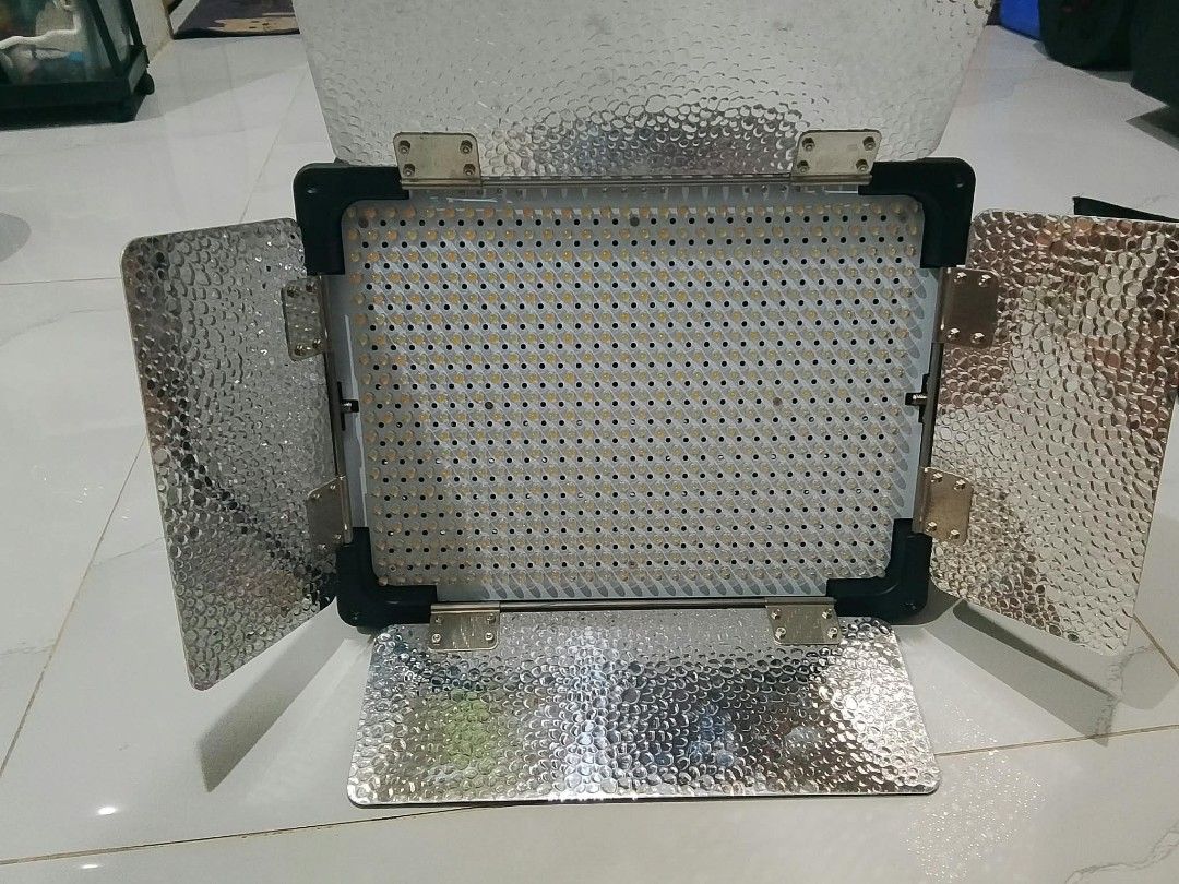 Yongnuo YN6000 LED Video Light (Category: Lighting & Studio Equipment) located in Manila. Submitted by mewatch29 (Listing ID 1465206377, Image 2). Description: Yongnuo YN6000 LED Video Light professional studio and interview panel light. Light Performance • Light Source: 600 high-indicator LED lamp beads (Available in either a solid 5600K Daylight version or a 3200K–5600K Bi-Color version). • Luminous Flux: 4650 to 4800 Lumens. • Color Accuracy: 