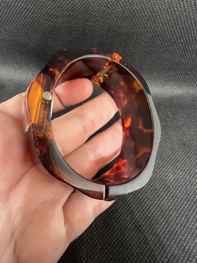 Zafiro Tortoiseshell Bangle Quartz ladies Watch (Category: Women's Watches) located in Pasig City. Submitted by lailahbeauty (Listing ID 1465189306, Image 3). Description: For sale onhand Zafiro Tortoiseshell Bangle Quartz ladies Watch. Original Preloved watch direct from Japan. Working product. For more details you can contact me directly for fast transaction. Buy now! I can shipping nationwide! - Brand/Model: Zafiro quartz watch - Design: Wide 