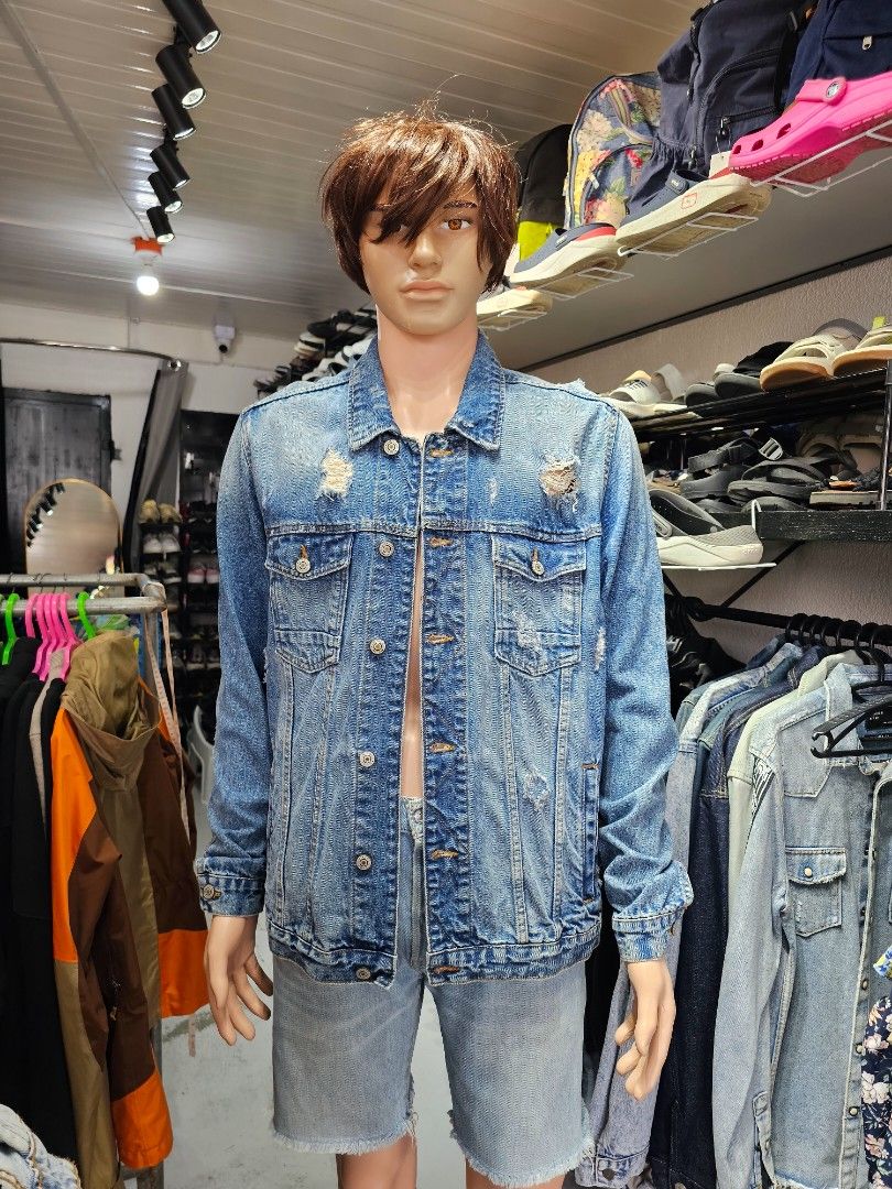 Zara Denim Jacket (Category: Coats, Jackets and Outerwear) located in Baguio. Submitted by kayeonlineshop (Listing ID 1465213376, Image 1). Description: A classic, regular-fit trucker jacket crafted from mid-to-light wash indigo cotton denim. It features a sharp, traditional pointed collar, button-cuff long sleeves, and a full button-up front..