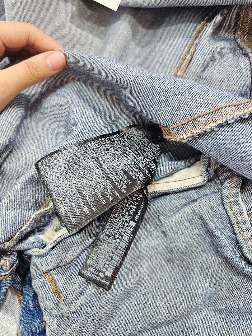 Zara Denim Jacket (Category: Coats, Jackets and Outerwear) located in Baguio. Submitted by kayeonlineshop (Listing ID 1465213376, Image 3). Description: A classic, regular-fit trucker jacket crafted from mid-to-light wash indigo cotton denim. It features a sharp, traditional pointed collar, button-cuff long sleeves, and a full button-up front..