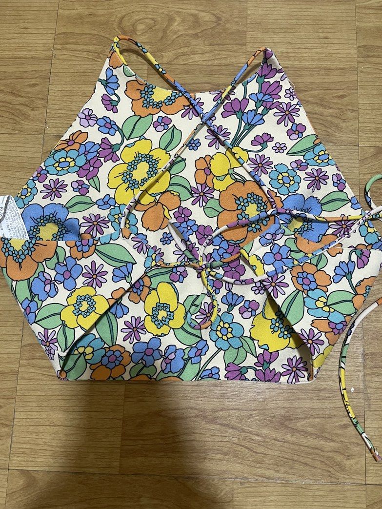 Zara Floral Crop Top (Category: Blouses) located in Manila. Submitted by hubaderascloset (Listing ID 1465337551, Image 2). Description: .