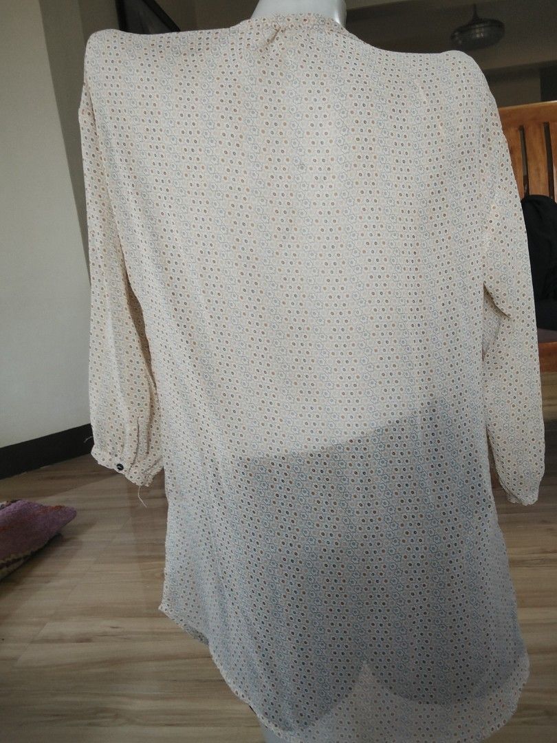 Zara floral design 3/4 sleeve (Category: Blouses) located in Calasiao. Submitted by alluringvenus.thriftshop (Listing ID 1465248565, Image 2). Description: very good condition from USA balik bayan box.