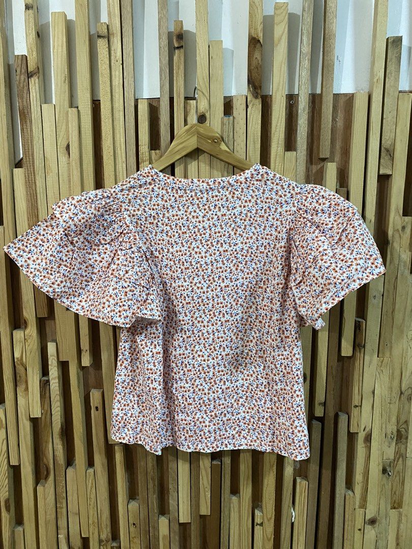 Zara Floral Ruffle Shirt (Category: Shirts) located in Mabalacat. Submitted by calmrabbit.ae2127 (Listing ID 1465296555, Image 3). Description: .