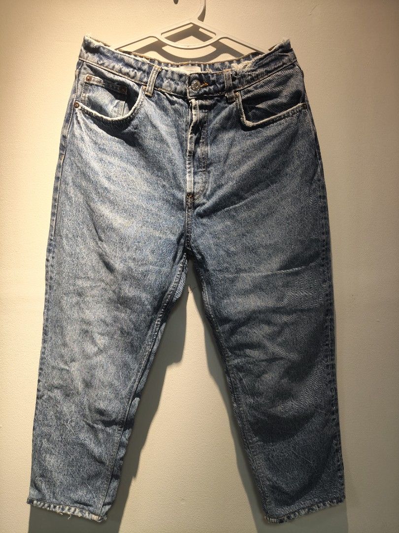 Zara Highwaist Cropped Jeans (Category: Jeans) located in Pasig City. Submitted by furmom06 (Listing ID 1465203297, Image 1). Description: Waist - 15" Hips - 20" Length -35" fits 30"-31".