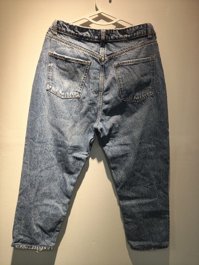 Zara Highwaist Cropped Jeans (Category: Jeans) located in Pasig City. Submitted by furmom06 (Listing ID 1465203297, Image 2). Description: Waist - 15" Hips - 20" Length -35" fits 30"-31".
