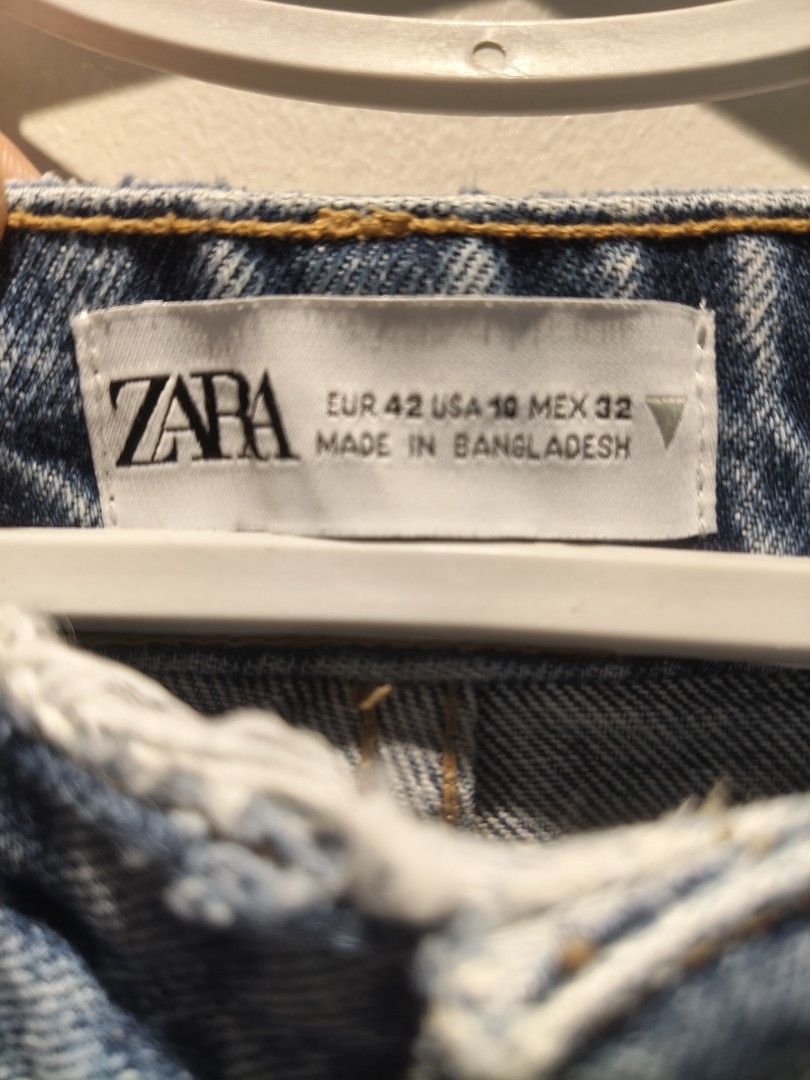 Zara Highwaist Cropped Jeans (Category: Jeans) located in Pasig City. Submitted by furmom06 (Listing ID 1465203297, Image 3). Description: Waist - 15" Hips - 20" Length -35" fits 30"-31".