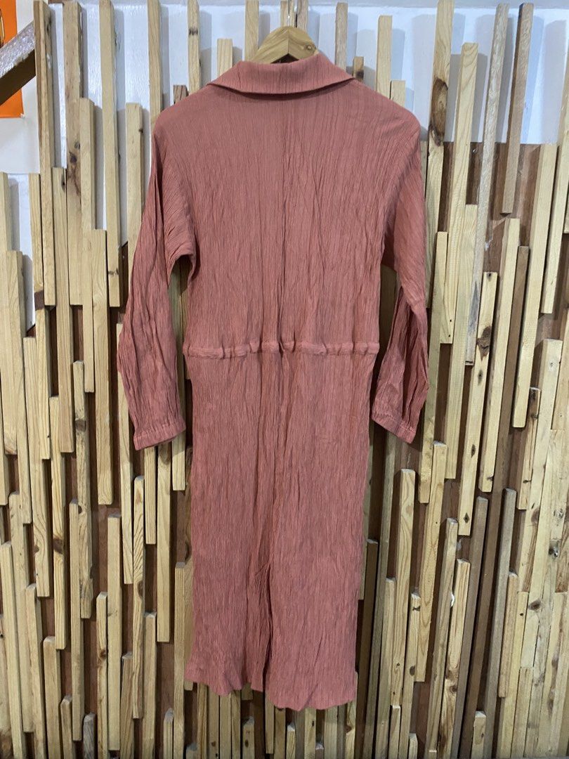 Zara Pleated Dress (Category: Dresses) located in Mabalacat. Submitted by calmrabbit.ae2127 (Listing ID 1465296350, Image 3). Description: .