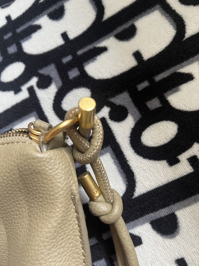 Zara Shoulder Bag (Category: Shoulder Bags) located in Cavite. Submitted by cris.tinang1924 (Listing ID 1465338583, Image 3). Description: Adjustable Strap Legit Zara No issue .
