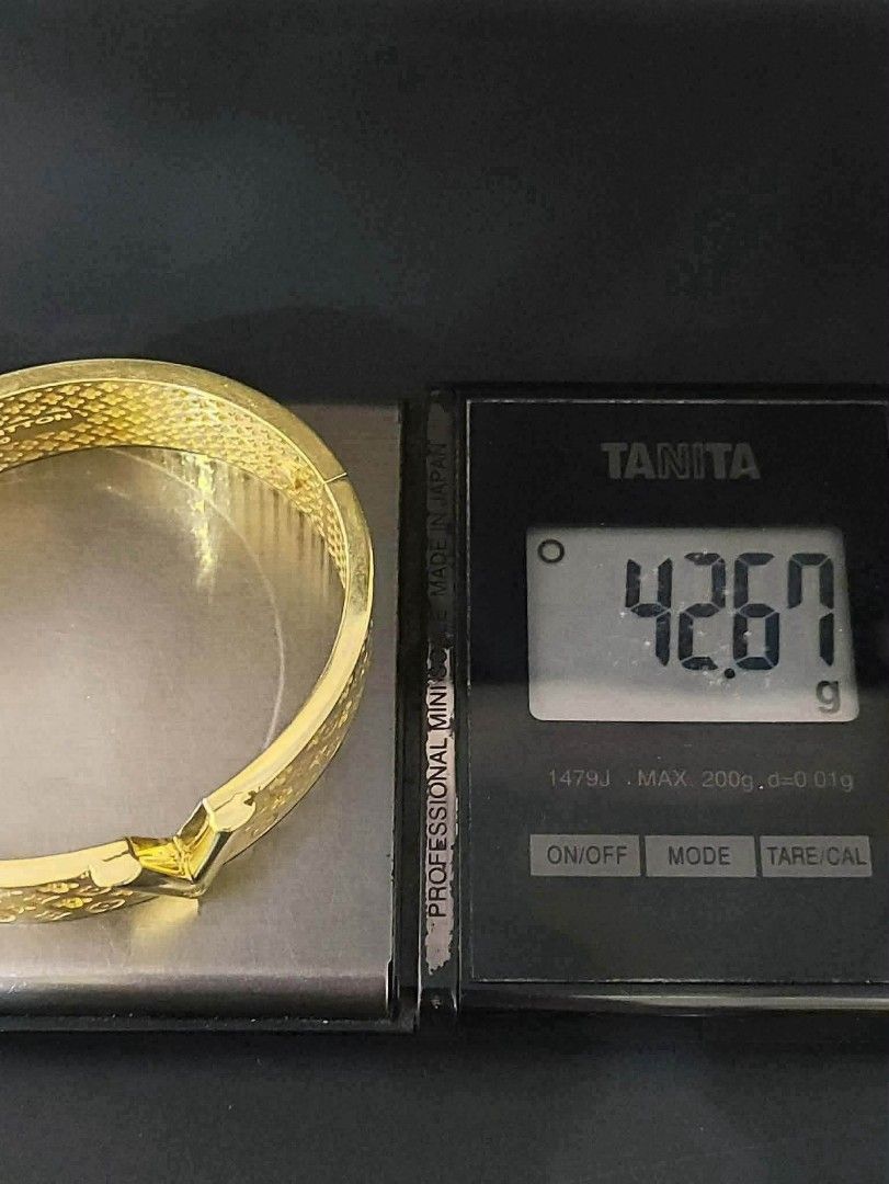 18k Saudi gold LV bangle (Category: Bracelets) located in Manila. Submitted by bhelgoldseller2ndaccount (Listing ID 1466973366, Image 3). Description: New!!✨New!!✨New!! Authentic 18k Saudi Golds 💯pawnable/naisasanla 💯with high appraisal rate 💯good investment 💯Direct supplier price 👉OPEN for resellers 🌺please take time to evaluate their actual sizes and grams 👉Best panggift for all occasions ✅ Sold per grams not per piece Kya lowest price ✅