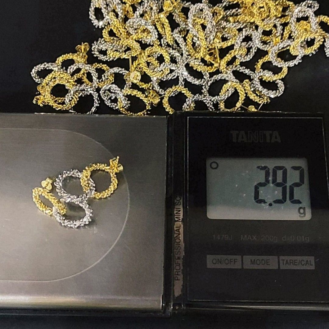 18k yg/wg yg pawnable earrings (Category: Earrings) located in Manila. Submitted by luxesparks (Listing ID 1467063875, Image 3). Description: .