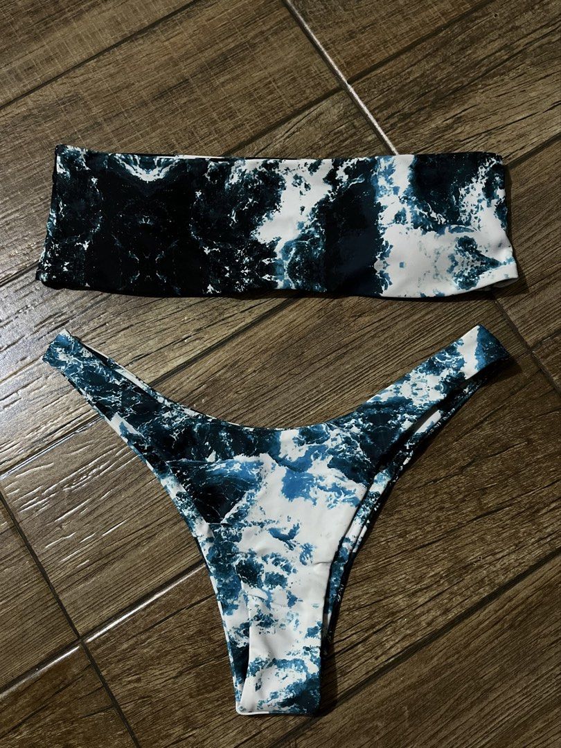 2 Piece Swimsuit (Category: Bikinis & Swimsuits) located in Mandaluyong City. Submitted by yanna_02501 (Listing ID 1467126306, Image 2). Description: Tube type. No straps. Never used..