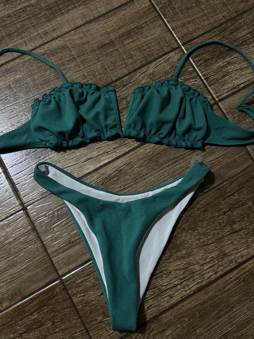 2 Piece Swimsuit (Category: Bikinis & Swimsuits) located in Mandaluyong City. Submitted by yanna_02501 (Listing ID 1467126557, Image 1). Description: Self tie and adjustable straps. Never used..