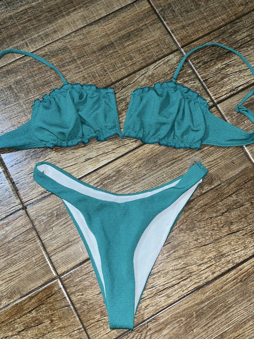 2 Piece Swimsuit (Category: Bikinis & Swimsuits) located in Mandaluyong City. Submitted by yanna_02501 (Listing ID 1467126557, Image 2). Description: Self tie and adjustable straps. Never used..
