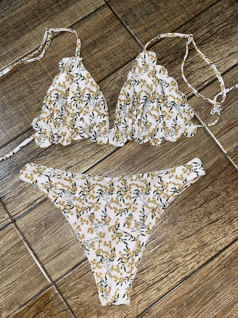 2 Piece Swimsuit (Category: Bikinis & Swimsuits) located in Mandaluyong City. Submitted by yanna_02501 (Listing ID 1467126893, Image 2). Description: Selftie and adjustable straps..