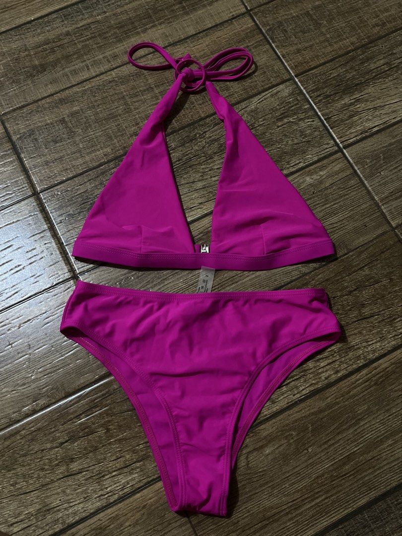 2 Piece Swimsuit (Category: Bikinis & Swimsuits) located in Mandaluyong City. Submitted by yanna_02501 (Listing ID 1467127311, Image 1). Description: Self tie and adjustable straps. Never used..