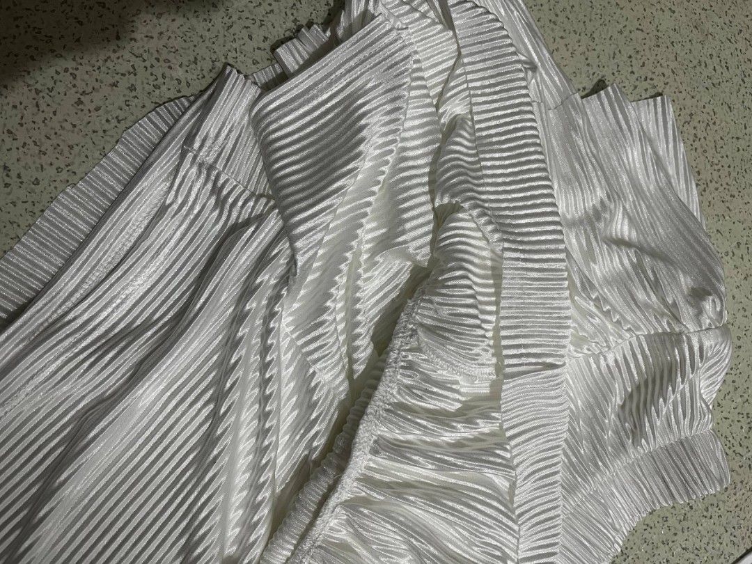 2 Tops & 1 Skort (Category: Sets or Coordinates) located in Valenzuela. Submitted by csjade (Listing ID 1467135356, Image 3). Description: TOPS: small SKORT waist: 28 inches length: 40 inches leg hole: 9.5 inches.