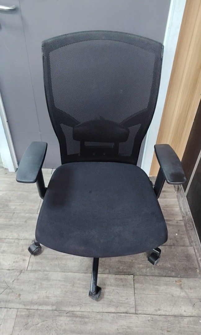 2nd Hand Benithem Office Chair (Category: Chairs) located in Muntinlupa City. Submitted by freestone_d54257 (Listing ID 1467079502, Image 1). Description: 2nd Hand Benithem brand.