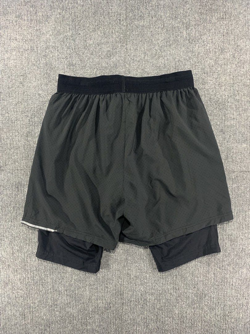 2XU Aero Mesh Short 2in1 (Category: Shorts) located in Dumaguete. Submitted by dailywear6200 (Listing ID 1467073977, Image 3). Description: 2XU Aero Mesh Short 2in1 Medium Width 28-34 Length 15.5 Leg opening 12 Excellent condition Need wash only 🏷️650 plus sf .