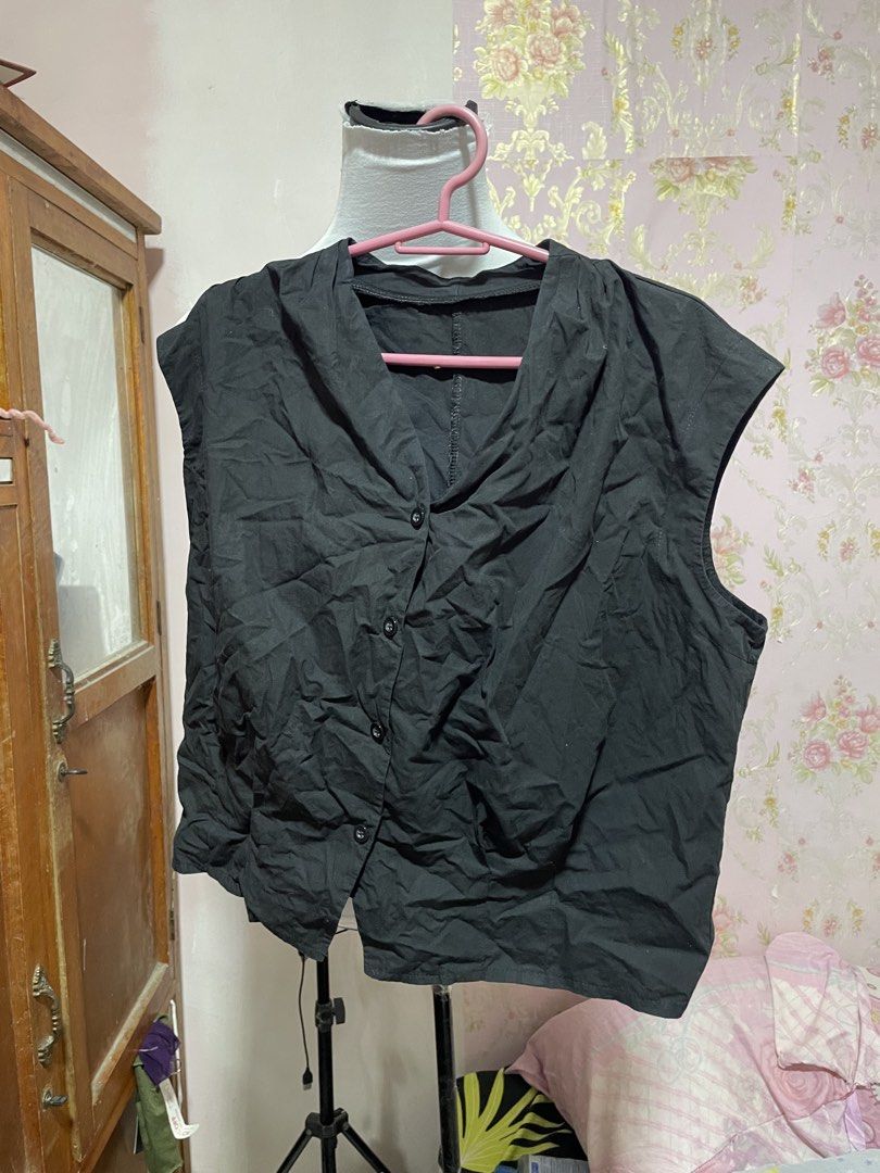 300 ALL ITEMS (Category: Sleeveless) located in Manila. Submitted by syeiacollections (Listing ID 1467053872, Image 1). Description: .