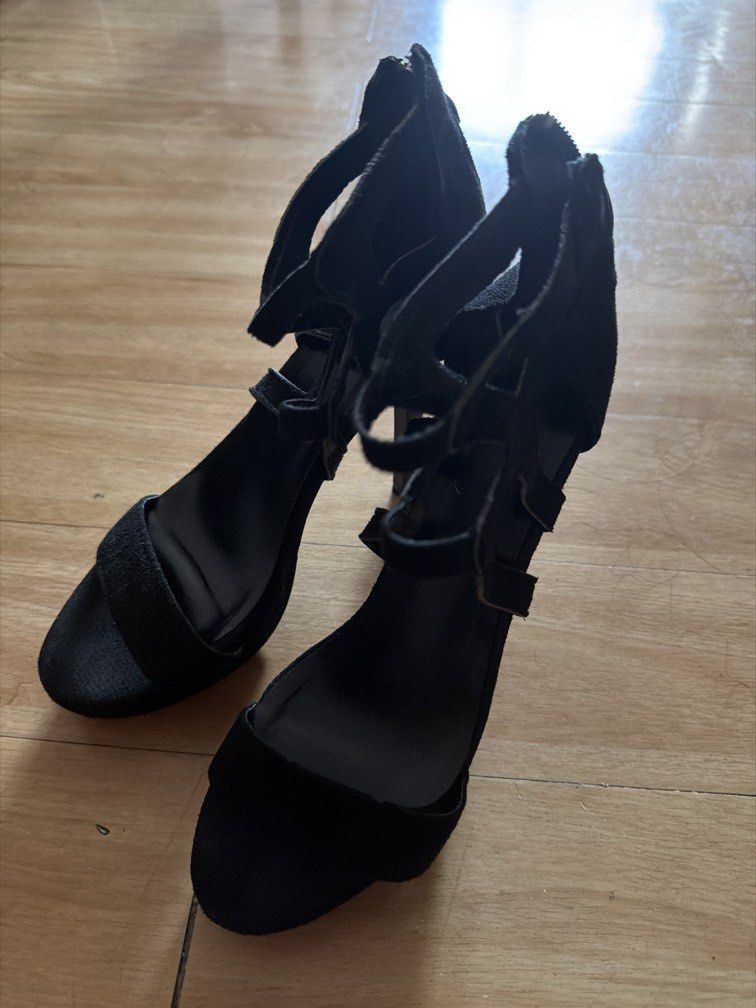 6 INCH BLACK HEELS (Category: Heels) located in Manila. Submitted by ninnienana (Listing ID 1467054728, Image 1). Description: .