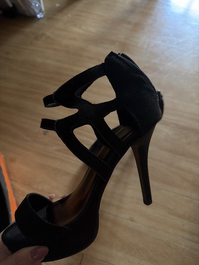 6 INCH BLACK HEELS (Category: Heels) located in Manila. Submitted by ninnienana (Listing ID 1467054728, Image 2). Description: .