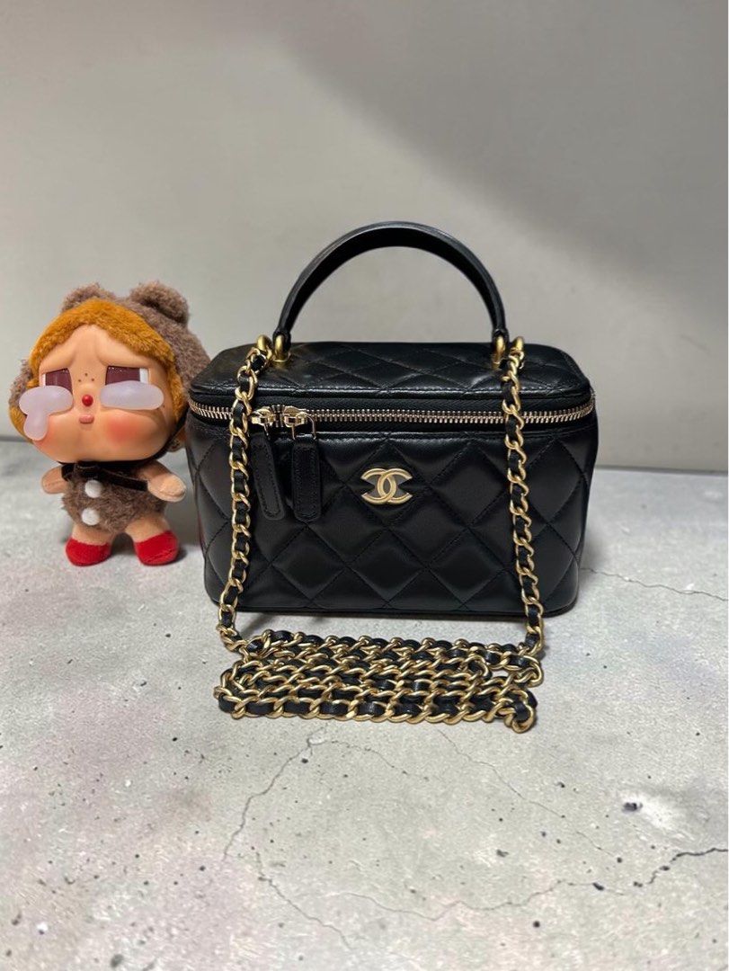 全新 Chanel vanity with handle black 100%Authentic ,全新未使用品💎尖沙咀中港城門市 （分類：手袋及銀包）位於 Hong Kong。 由 unicornlux 提交（商品編號 1467024925，圖片 1）。簡介： 全新 Chanel vanity with handle black 100%Authentic ,全新未使用品 ✅card✅dust bag ✅盒 。