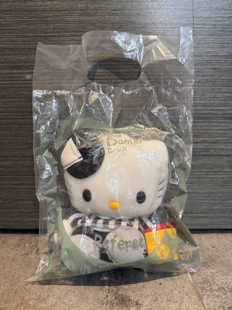 麥當勞 Hello Kitty Dear Daniel 裁判 Referee 公仔 （分類：絨毛玩具）位於 Hong Kong。 由 philomenageneva 提交（商品編號 1466994968，圖片 1）。簡介： 麥當勞 Hello Kitty Dear Daniel 裁判造型公仔，黑白間條衫配黑色帽，仲有小型足球同黃牌，好得意。原裝透明膠袋入面，未拆過。 可以屯門交收，或者地鐵觀塘綠色線，黃大仙至調景嶺各站。。